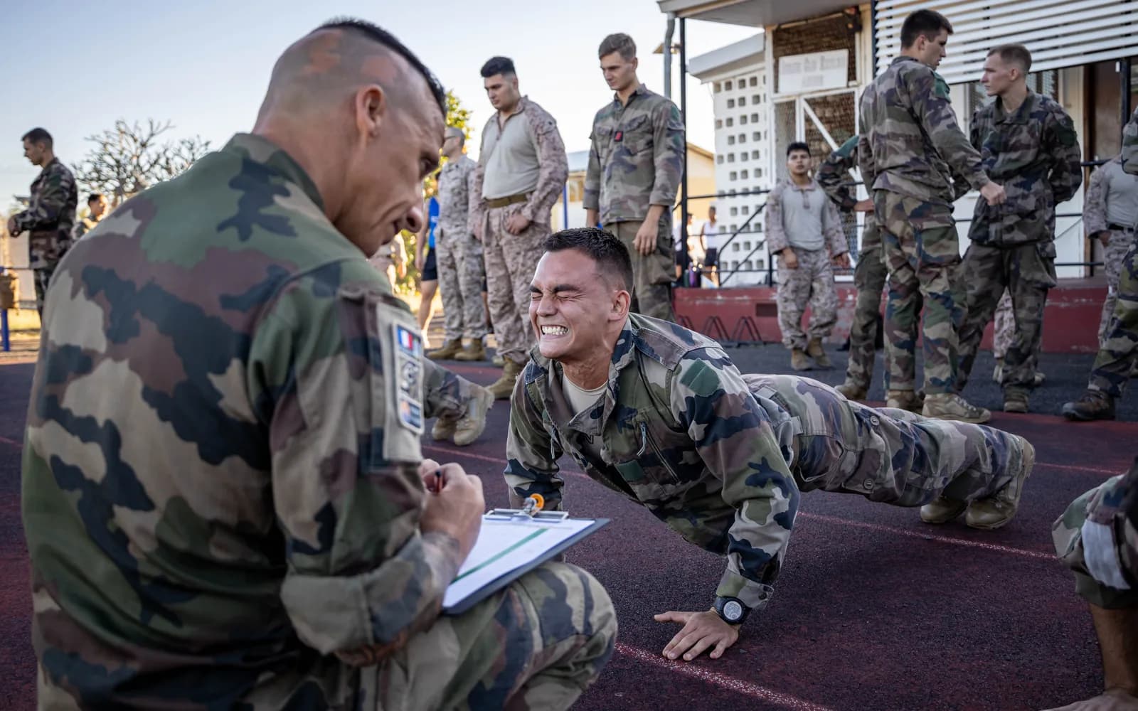 Marsouin effectuant des pompes lors du test physique Aito, exercice Delayen (Tahiti)