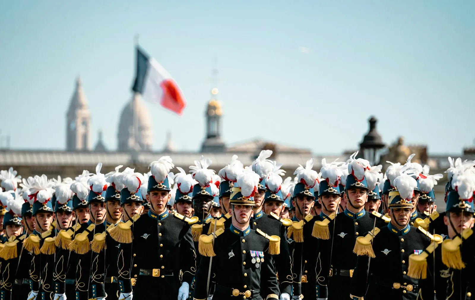 Défilé en grand uniforme sombre et drapeau tricolore